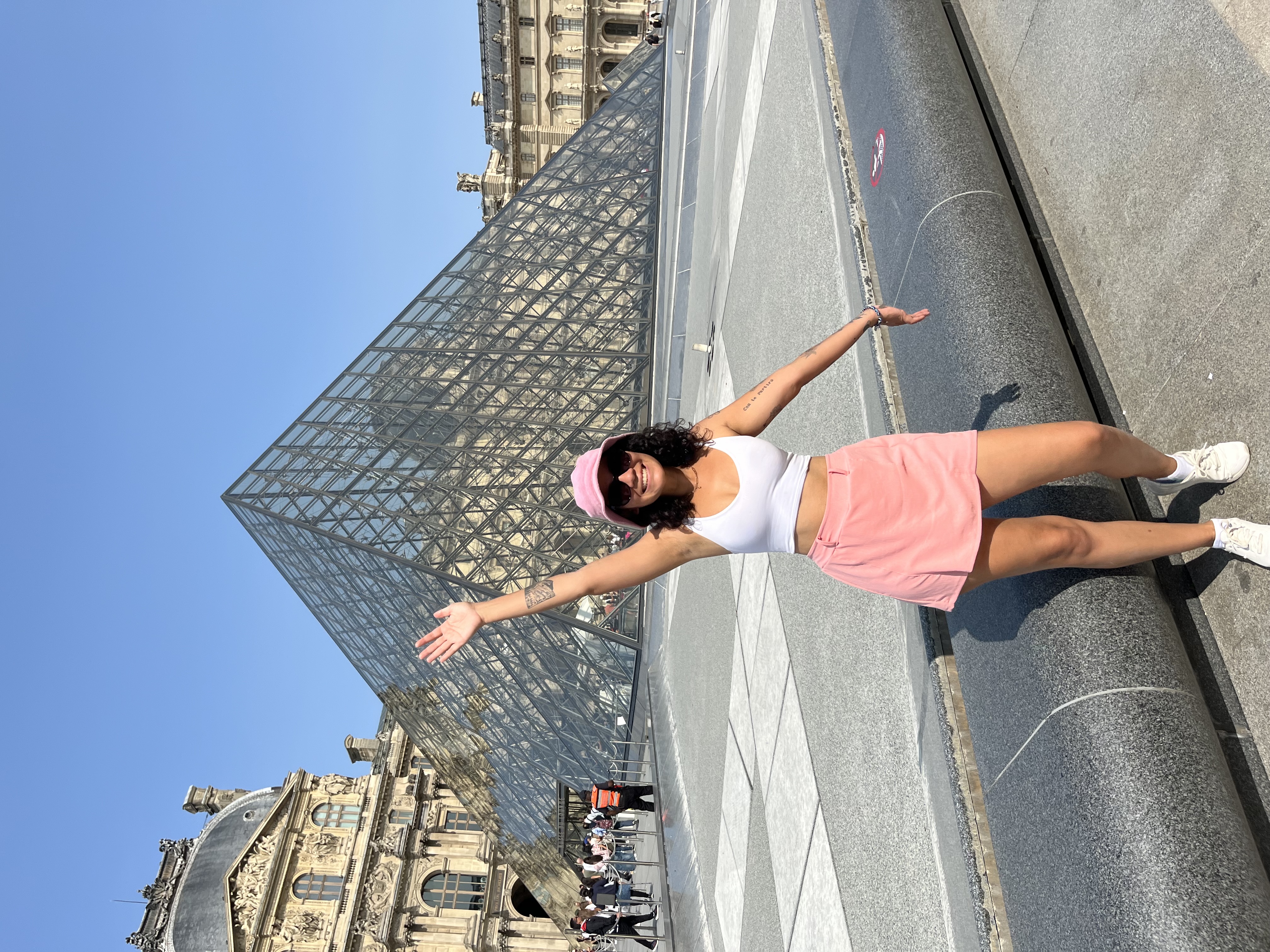 Vivian no Museu do Louvre em Paris