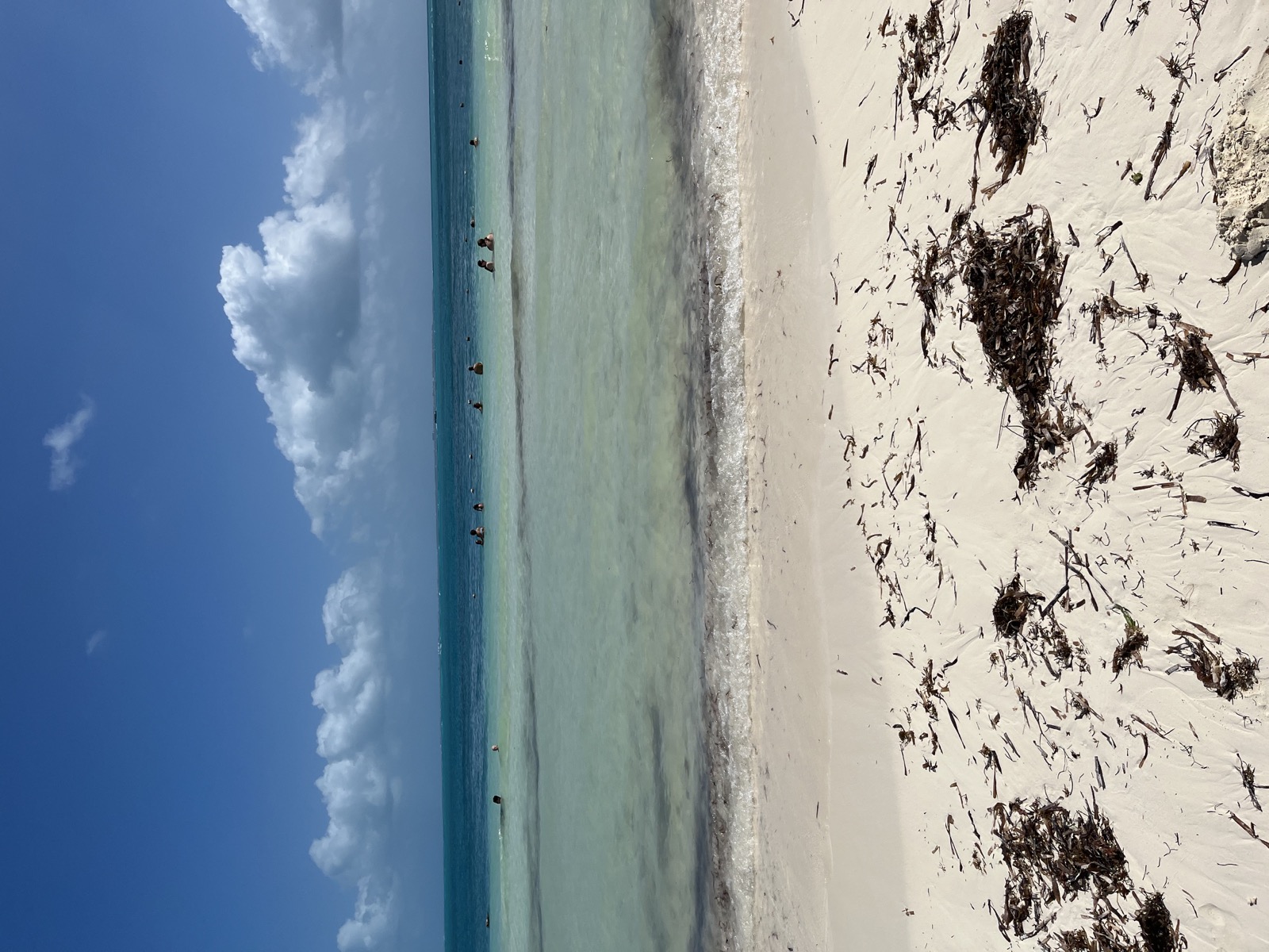 Praia nas Bahamas com mar azul e areia clara